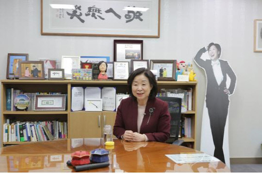 "수돗물텀블러 사용 나부터 합니다" 캠페인 참여 중인 심상정 의원